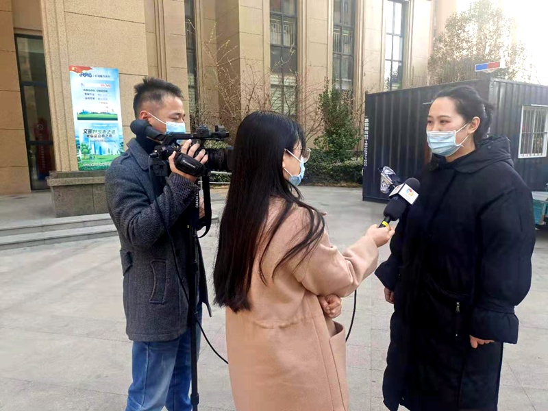 濟寧高新區(qū)電視臺對華都&middot;金色蘭庭&ldquo;智慧社區(qū)&rdquo;建設進行報道